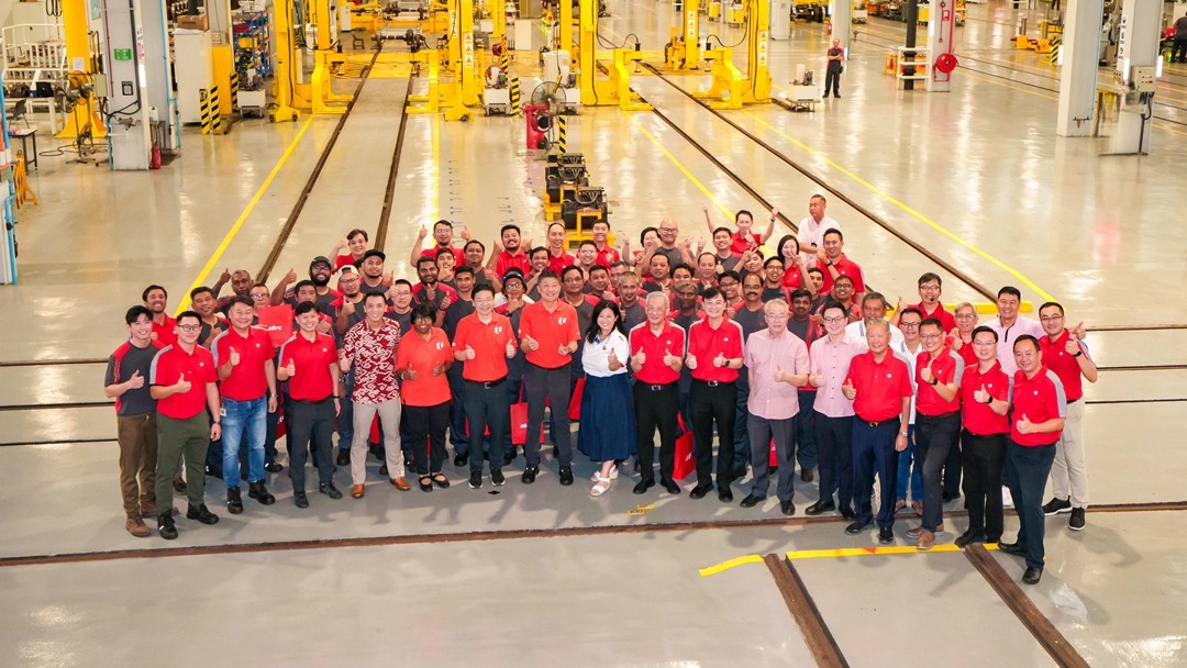 Prime Minister Lawrence Wong with leaders from the Labour Movement and SMRT management stand shoulder-to-shoulder in appreciating workers on Lunar New Year's eve.