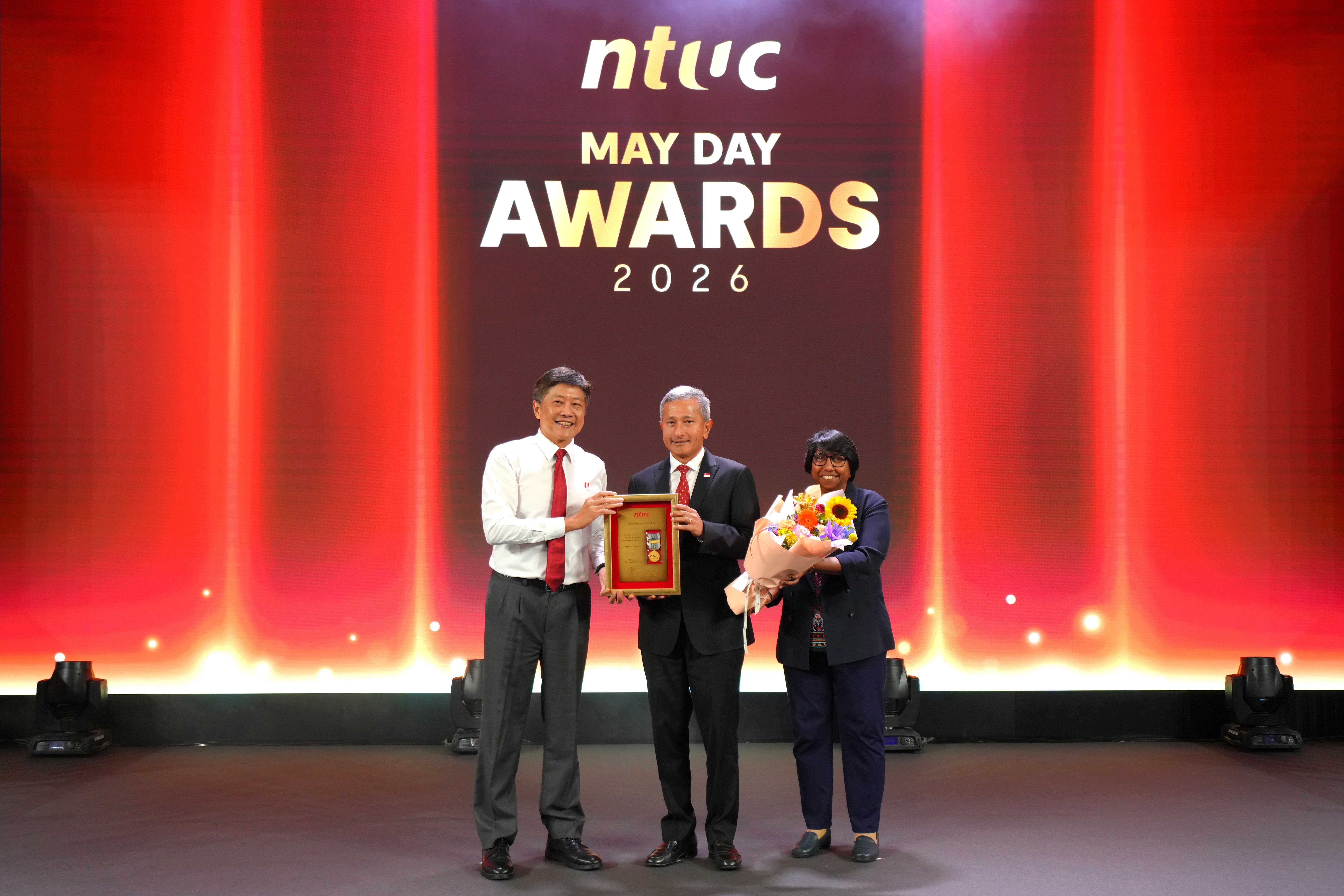 Dr Vivian Balakrishnan receiving Award from NTUC President and NTUC Secretary-General.jpg