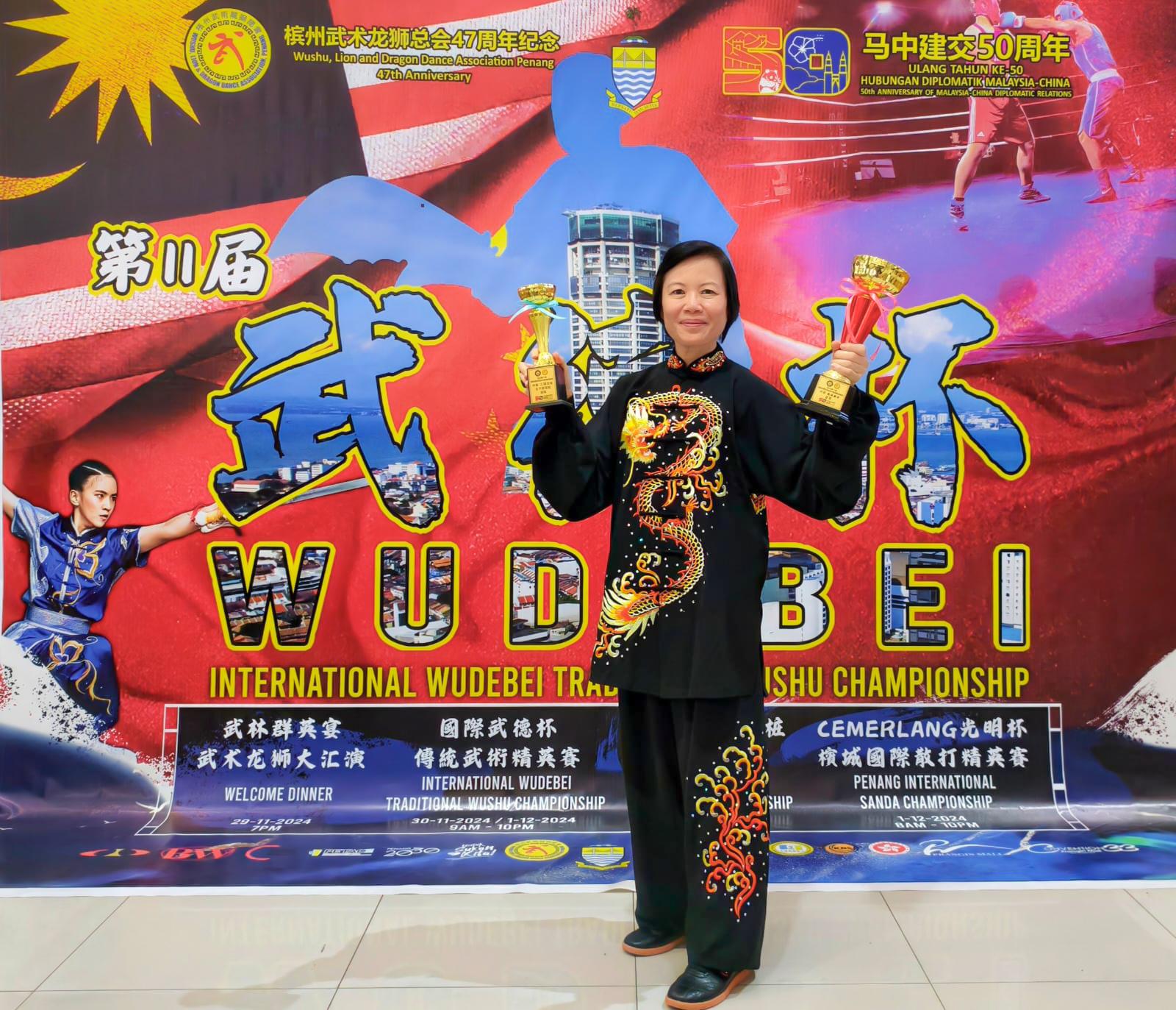 Ong Choon Peng-437J-With Trophies.jpg