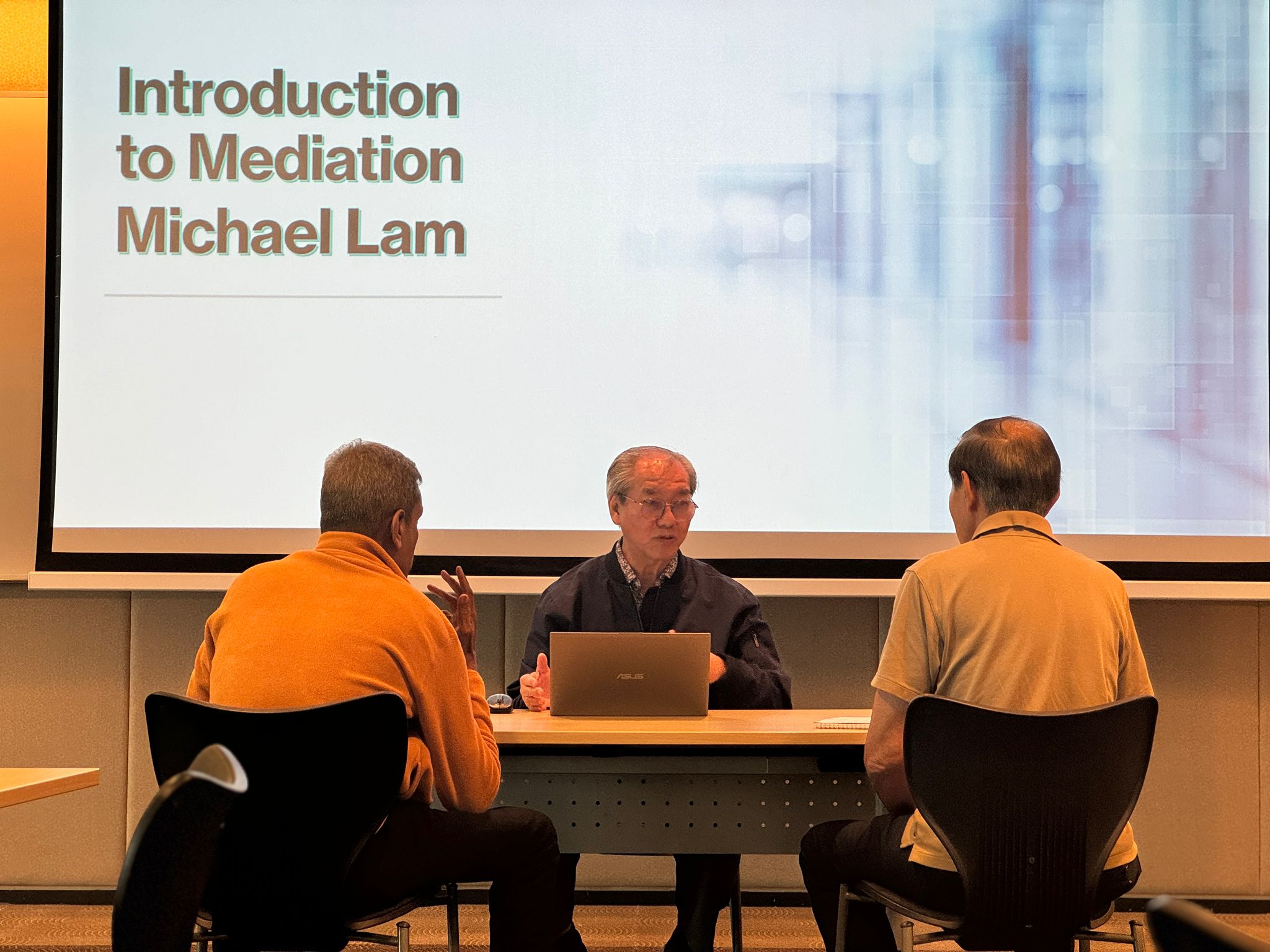 Mediator facilitating a discussion between disputing parties