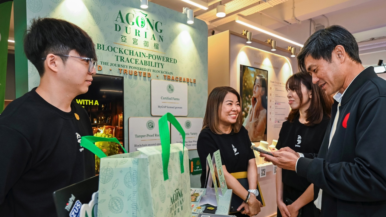 Desmond Tan at Agong booth_1280.jpg