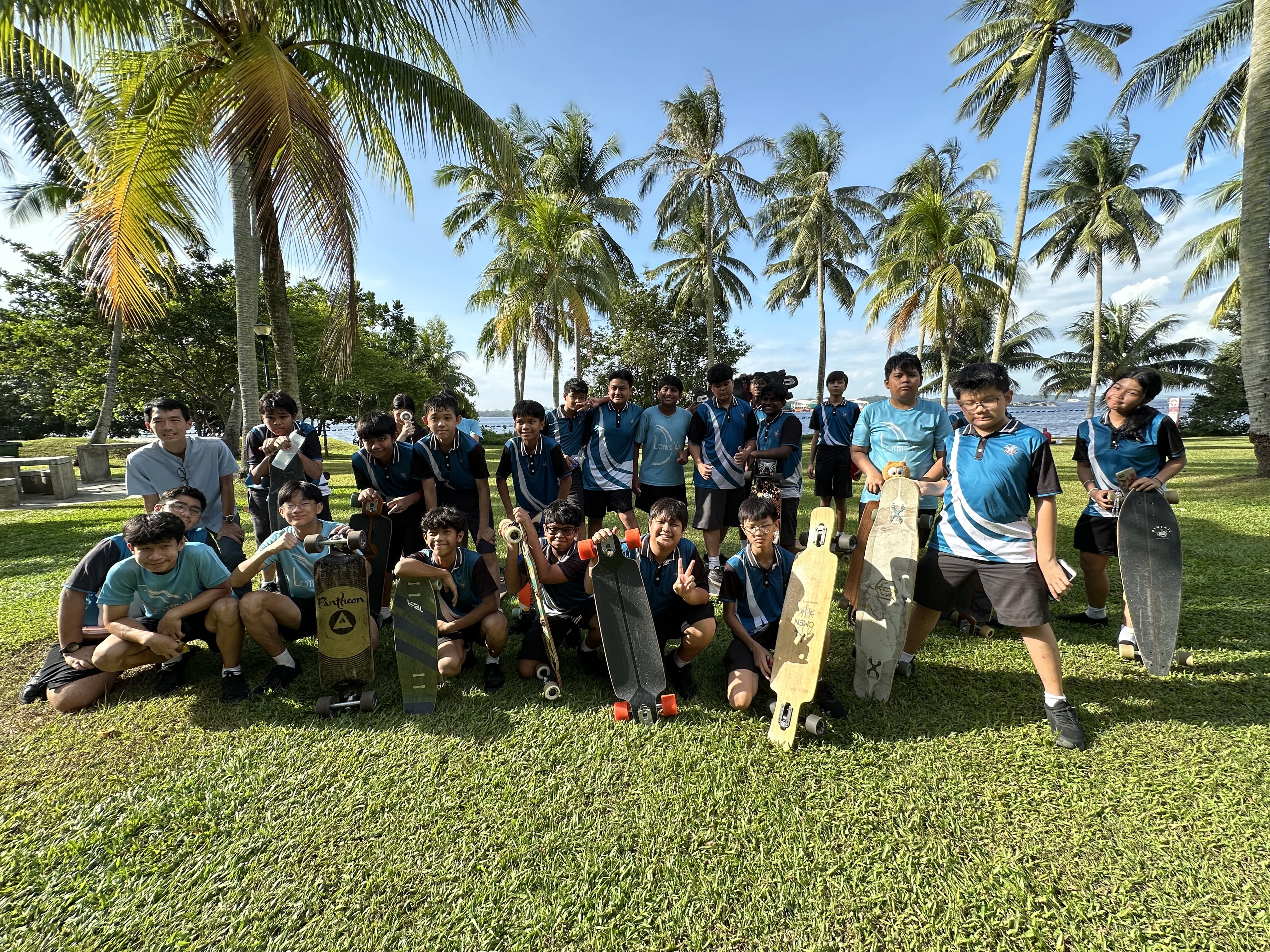 Ahmad Syafiq Bin Roslan group picture with students after bonding activity