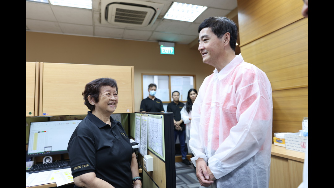 Photo of NTUC Deputy-Secretary General Heng Chee How with Mdm Mui Leng.jpg