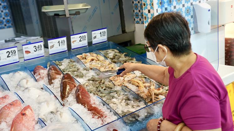 Customer picking Pasar fresh grey prawns.jpg