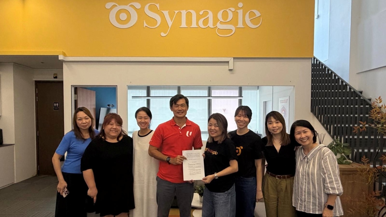 Desmond Tan at Synagie CA signing_1280.jpg