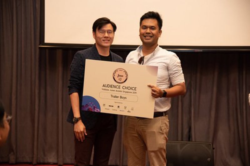 Yusri receiving the 'Audience Choice' award for Trailer Boys