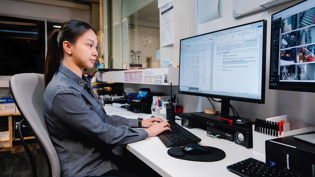 Casandra at workstation_1280.jpg