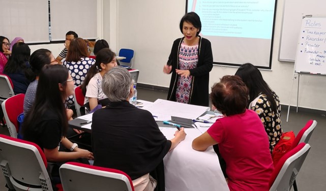 Wong Swee Yean conducting a workshop with participants