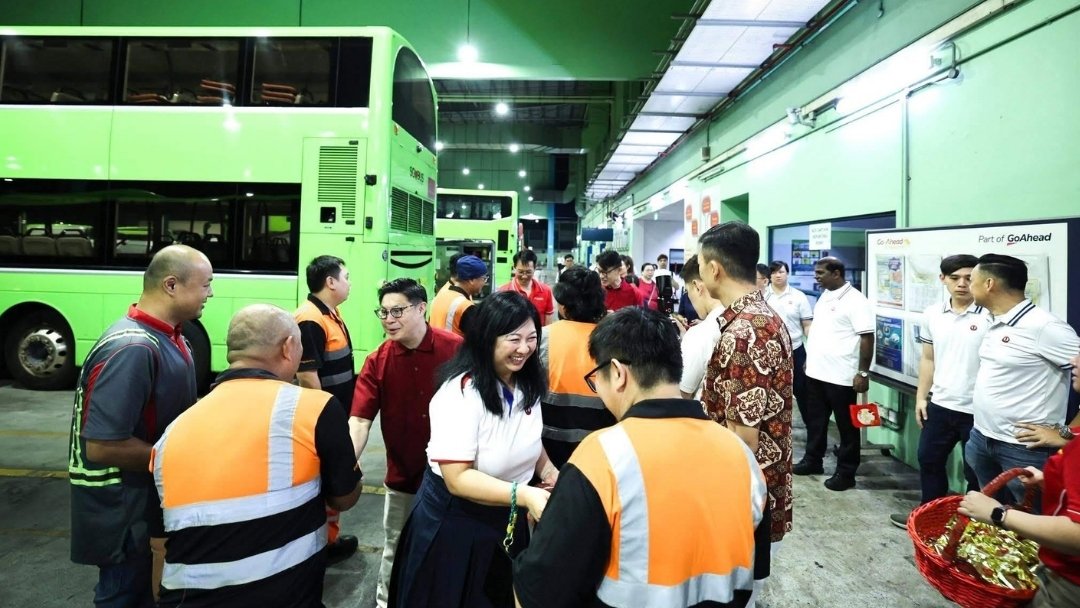 Yeo Wan Ling with bus drivers.jpg